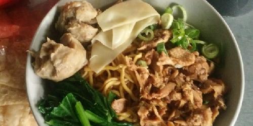 Mie Ayam Pak Kumis Laban: Rahasia Rasa yang Menggoda di Setiap Sendok